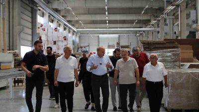 DÜZCE BELEDİYE BAŞKANI DR. FARUK ÖZLÜ, KENT MERKEZİNDE FAALİYETLERİNE DEVAM