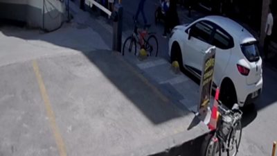 DÜZCE'DE HIZLA GELEN MOTOSİKLET BABASIYLA BİRLİKTE YÜRÜYEN ÇOCUĞA ÇARPTI. ÖFKELENEN