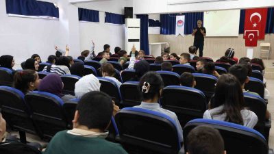 DÜZCE'NİN CUMAYERİ İLÇESİNDE ORTAOKUL ÖĞRENCİLERİNE 'KİŞİLİK İNŞASINDA İMANIN ROLÜ' KONULU