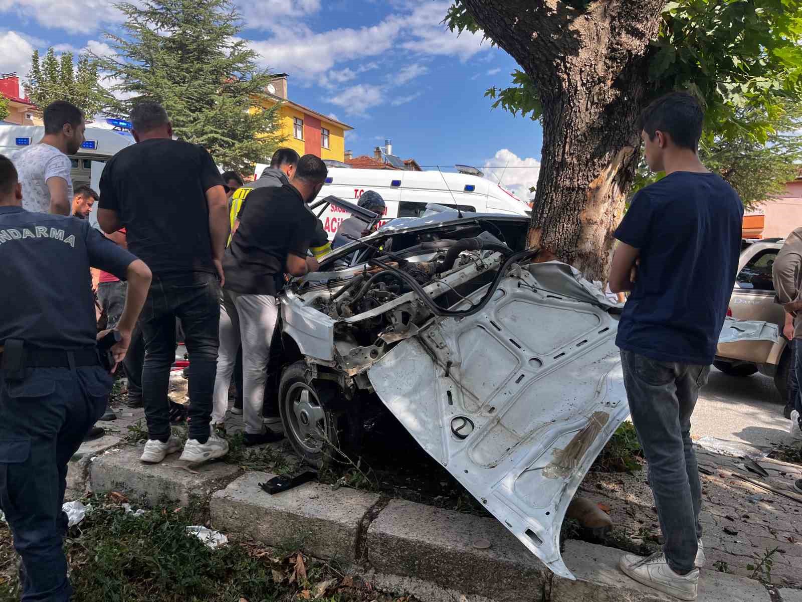 KASTAMONU’NUN TOSYA İLÇESİNDE YOLDAN ÇIKAN OTOMOBİL, YOL KENARINDA AĞACA OK