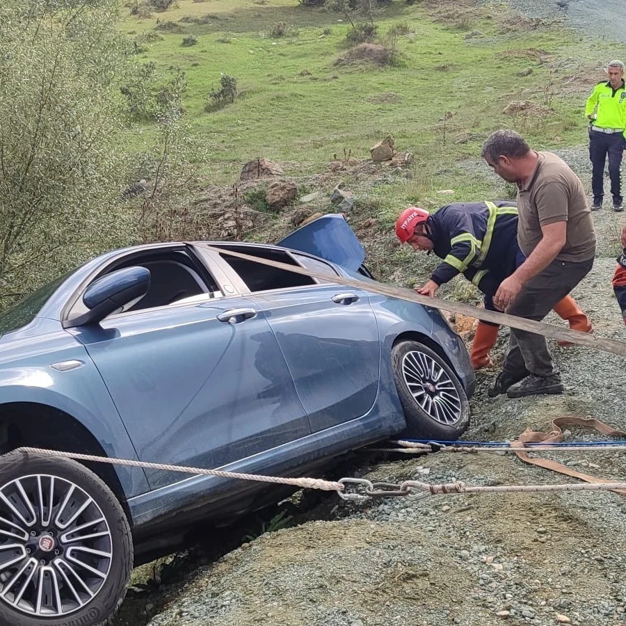 KASTAMONU’DA MANTAR TOPLAMAKTAN DÖNEN AİLENİN İÇERİSİNDE BULUNDUĞU OTOMOBİL, SÜRÜCÜSÜNÜN KONTROLÜNÜ