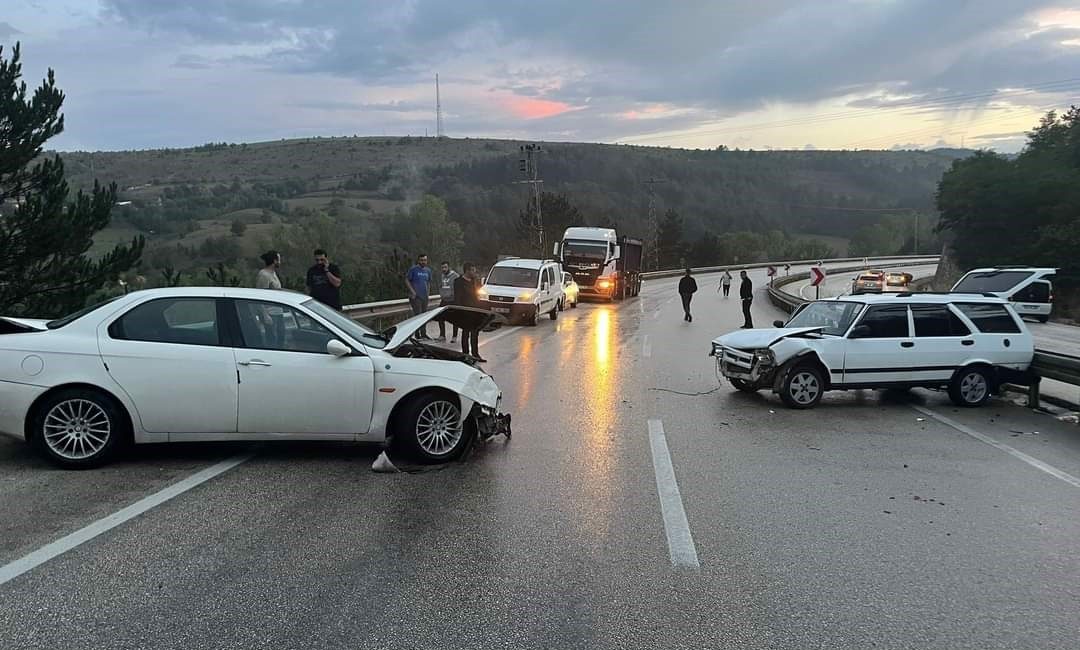 KASTAMONU’DAN İNEBOLU İLÇESİNE GİTMEKTE OLAN ARAÇ, ÖNÜNDEKİ ARACI SOLLAMAK İSTERKEN