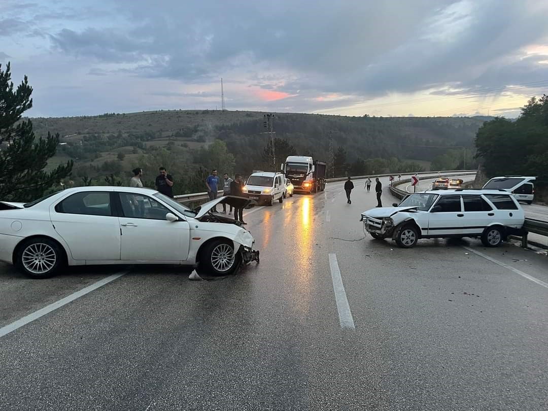 KASTAMONU’DAN İNEBOLU İLÇESİNE GİTMEKTE OLAN ARAÇ, ÖNÜNDEKİ ARACI SOLLAMAK İSTERKEN