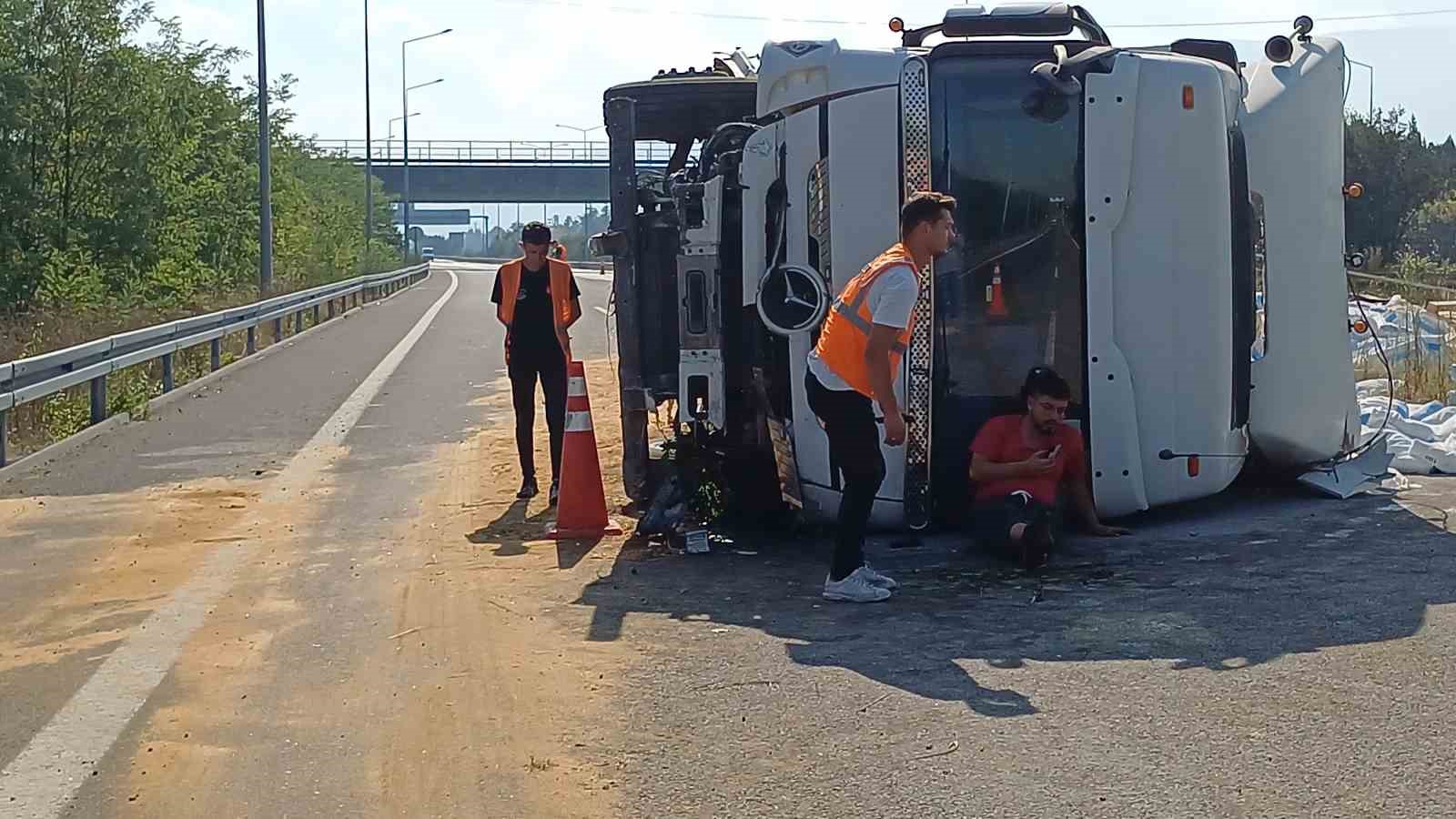 Otoyolda çimento yüklü tır devrildi