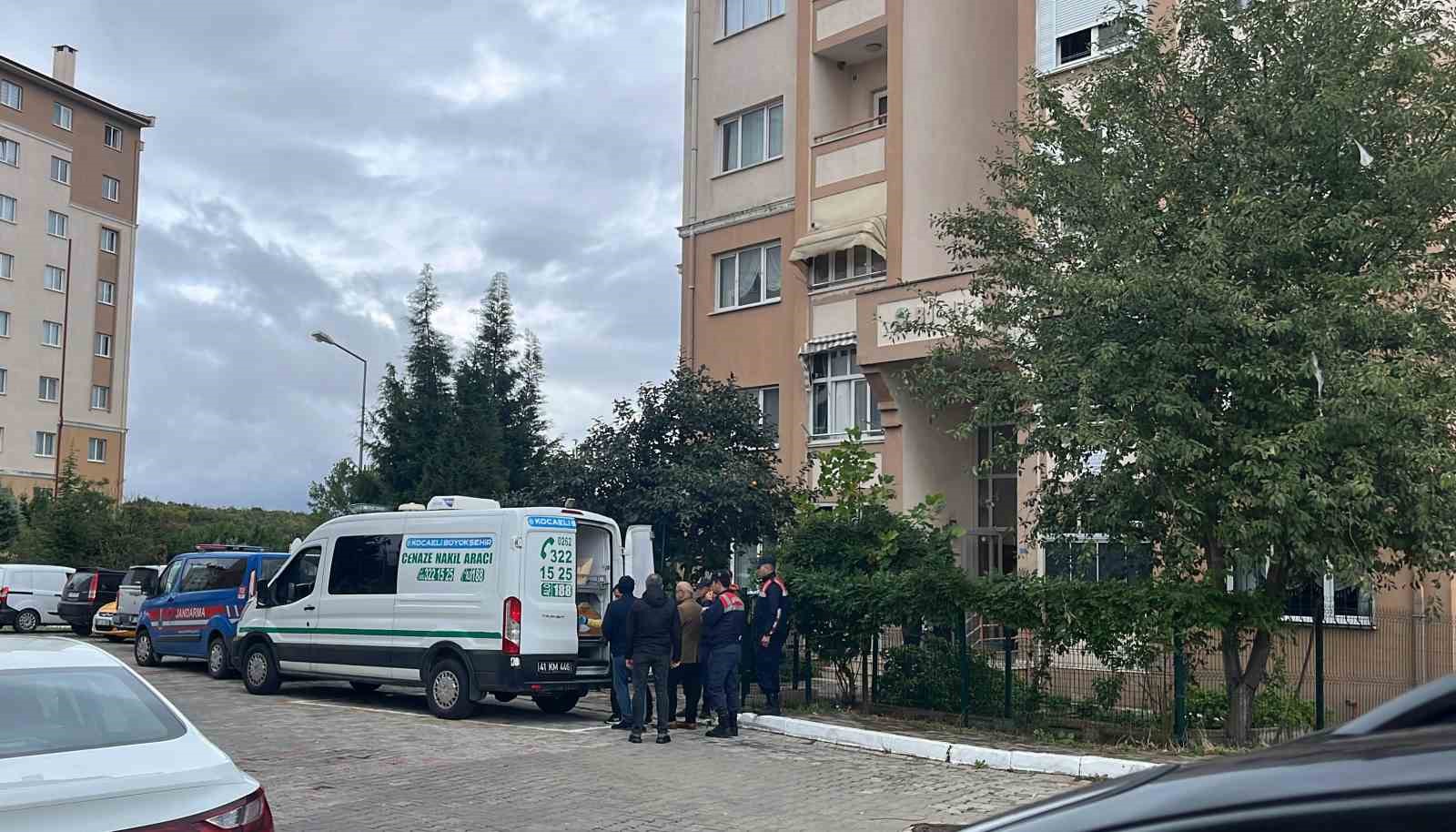 KOCAELİ'NİN İZMİT İLÇESİNDE 75 YAŞINDAKİ BİR KİŞİ, 8 KATLI BİNANIN