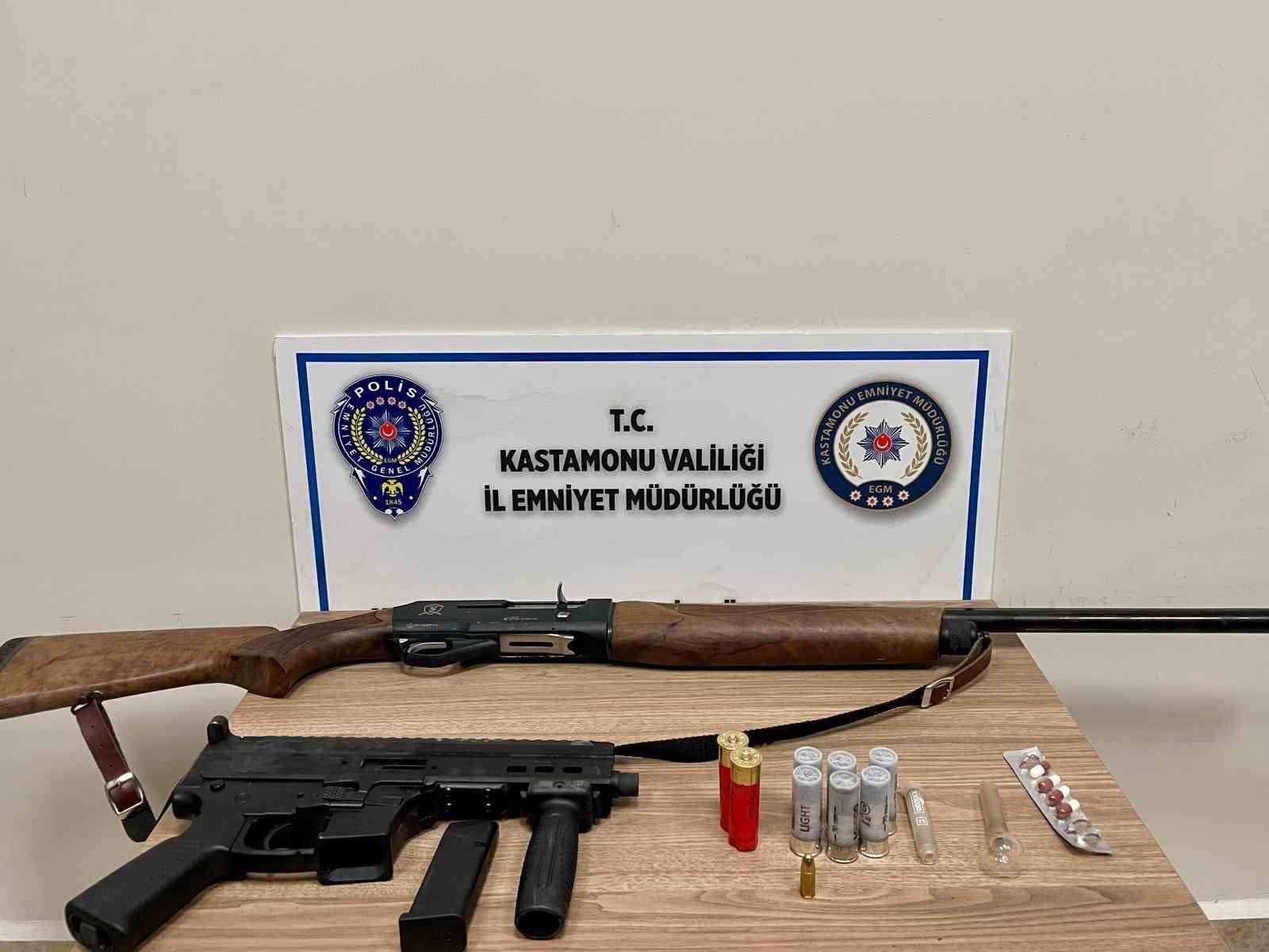 KASTAMONU'DA POLİS EKİPLERİ TARAFINDAN DURDURULAN BİR ARAÇTA 1 ADET OTOMATİK