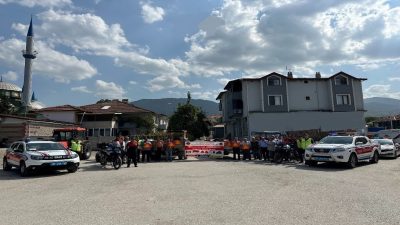 DÜZCE'DE JANDARMA EKİPLERİ TRAKTÖR KULLANIMININ YOĞUN OLDUĞU BÖLGELERDE SÜRÜCÜLERE 'REFLEKTÖR