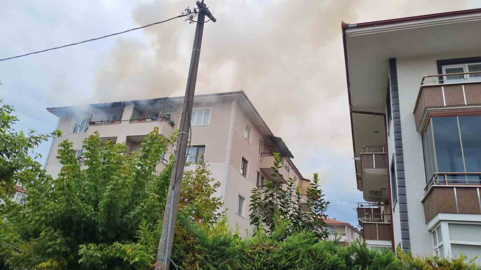 Sakarya’da şehir merkezinde korkutan yangın: Mahalleli sokağa döküldü