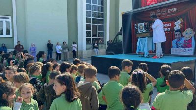 DÜZCE'DE MEKANSIZ TİYATRO PROJESİ ÇERÇEVESİNDE YÜZLERCE ÖĞRENCİ, OKULLARINA GELEN TİYATRO