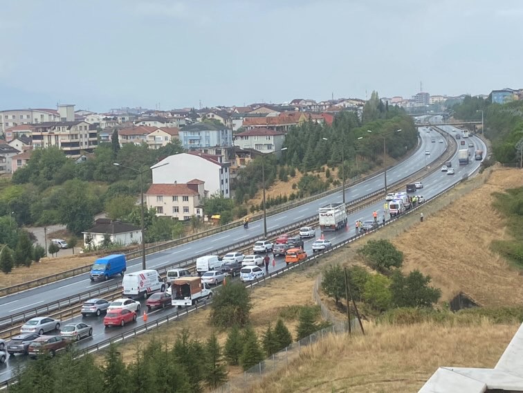 TEM’de yağmur sebebiyle kaza: 8 yaralı