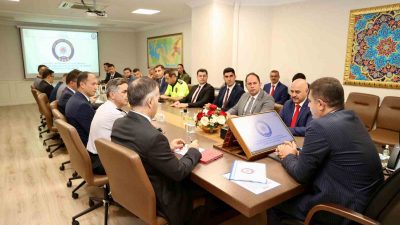 DÜZCE VALİSİ SELÇUK ASLAN BAŞKANLIĞINDA GERÇEKLEŞTİRİLEN TOPLANTIDA ÜNİVERSİTE ÖĞRENCİLERİNİN HUZUR