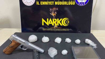 DÜZCE’DE POLİS EKİPLERİ TARAFINDAN YAPILAN ÇALIŞMADA UYUŞTURUCU SATICI YAKALANDI. ŞÜPHELİ