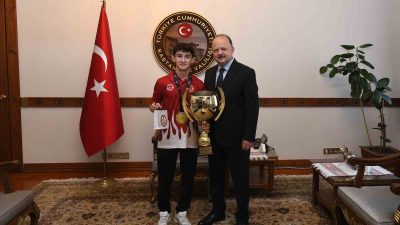 KİCK BOKS GENÇLER DÜNYA ŞAMPİYONASI’NDA ŞAMPİYON OLAN HAMZA EREN GÖKSU'YU