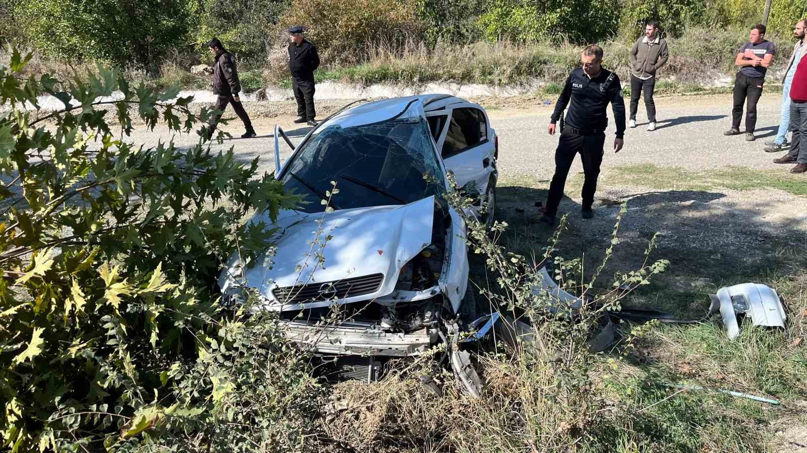 KASTAMONU'NUN TOSYA İLÇESİNDE AÇLARA ÇARPAN OTOMOBİLİN SÜRÜCÜSÜ AĞIR YARALANDI.