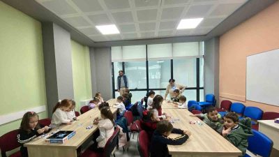 AKÇAKOCA GENÇLİK MERKEZİ’NDE LİDERLER TARAFINDAN İLKOKUL ÖĞRENCİLERİNE AKIL VE ZEKA