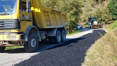 DÜZCE İL ÖZEL İDARESİ EKİPLERİ BOZULAN KÖY YOLLARINDA ASFALT YAMA