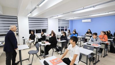 GÜZİDE GENÇLİK MERKEZİ’NDEKİ GENÇLERE TATLI İKRAMINDA BULUNAN BELEDİYE BAŞKANI ZİNNUR