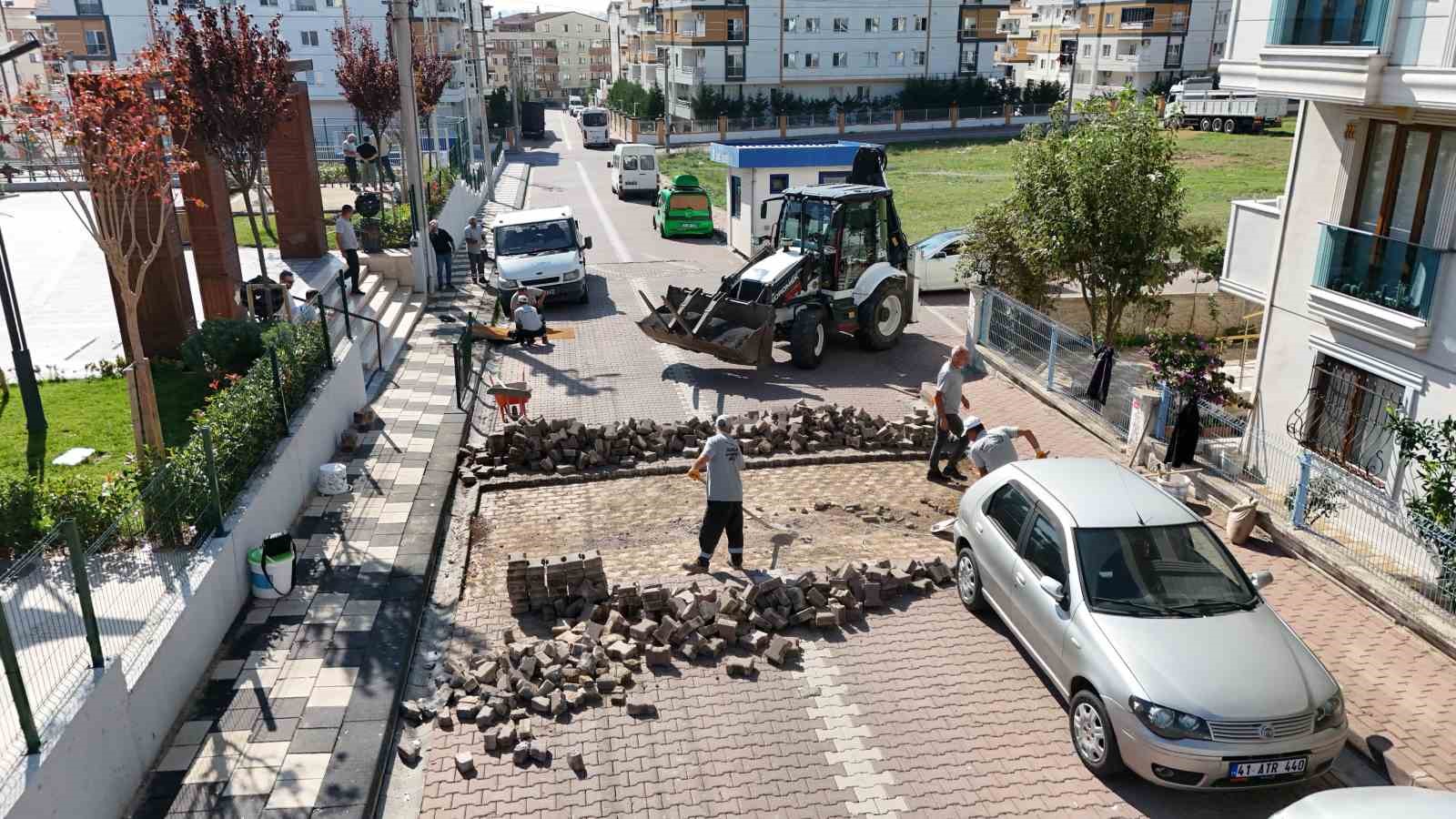 DARICA’DA BELEDİYE EKİPLERİ, YAKLAŞAN KIŞ ÖNCESİ YOLLARDA ULAŞIM KONFORUNU ARTIRMAK
