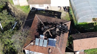 DÜZCE’DE 2 KATLI EVDE SOBADAN KAYNAKLI YANGIN ÇIKTI. İTFAİYENİN MÜDAHALESİ