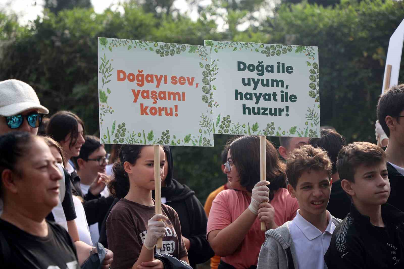 Ellerinde çöp ve pankartlarla Sapanca Gölü’nden çağrı yaptılar: “Doğanın varlığı tüm canlılar için elzemdir”