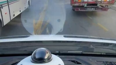 SAKARYA'NIN ADAPAZARI İLÇESİNDE ACİL SAĞLIK EKİBİ SEYİR HALİNDEYKEN, ÇEVREDEKİ ARAÇLAR