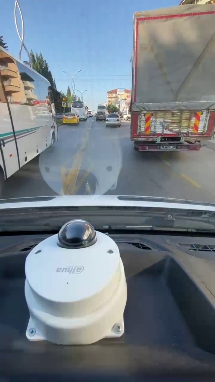 Fermuar sistemi ile ambulansa yol verildiği anlar kamerada