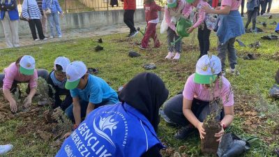 AKÇAKOCA GENÇLİK MERKEZİ BAHÇESİNDE FİDAN DİKİM ETKİNLİĞİ GERÇEKLEŞTİRİLEREK, MERKEZİN BAHÇESİ