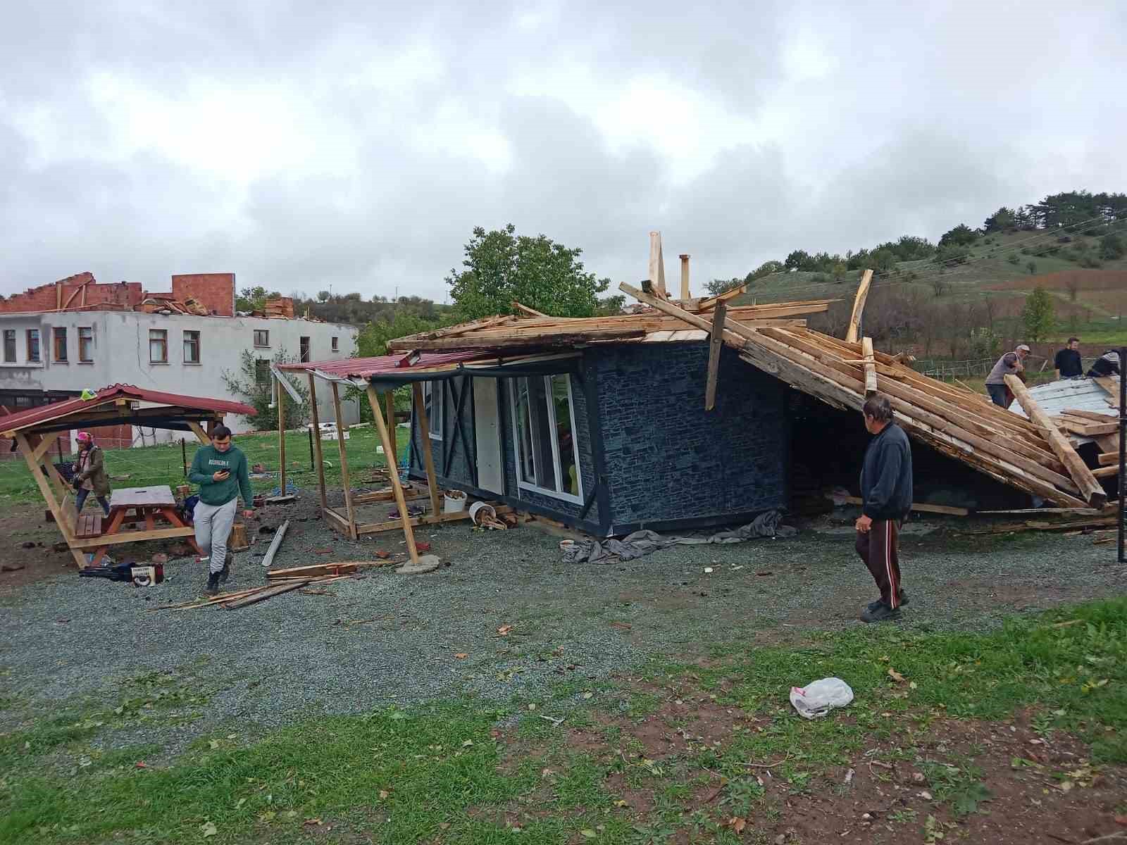 KASTAMONU'NUN İHSANGAZİ İLÇESİNDE FIRTINANIN UÇURDUĞU ÇATI BAŞKA BİR EVİN ÜZERİNE