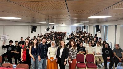 DÜZCE ÜNİVERSİTESİ ECZACILIK FAKÜLTESİ ÖĞRENCİLERİ ARSAL ANADOLU LİSESİ’NDE LİSE ÖĞRENCİLERİ