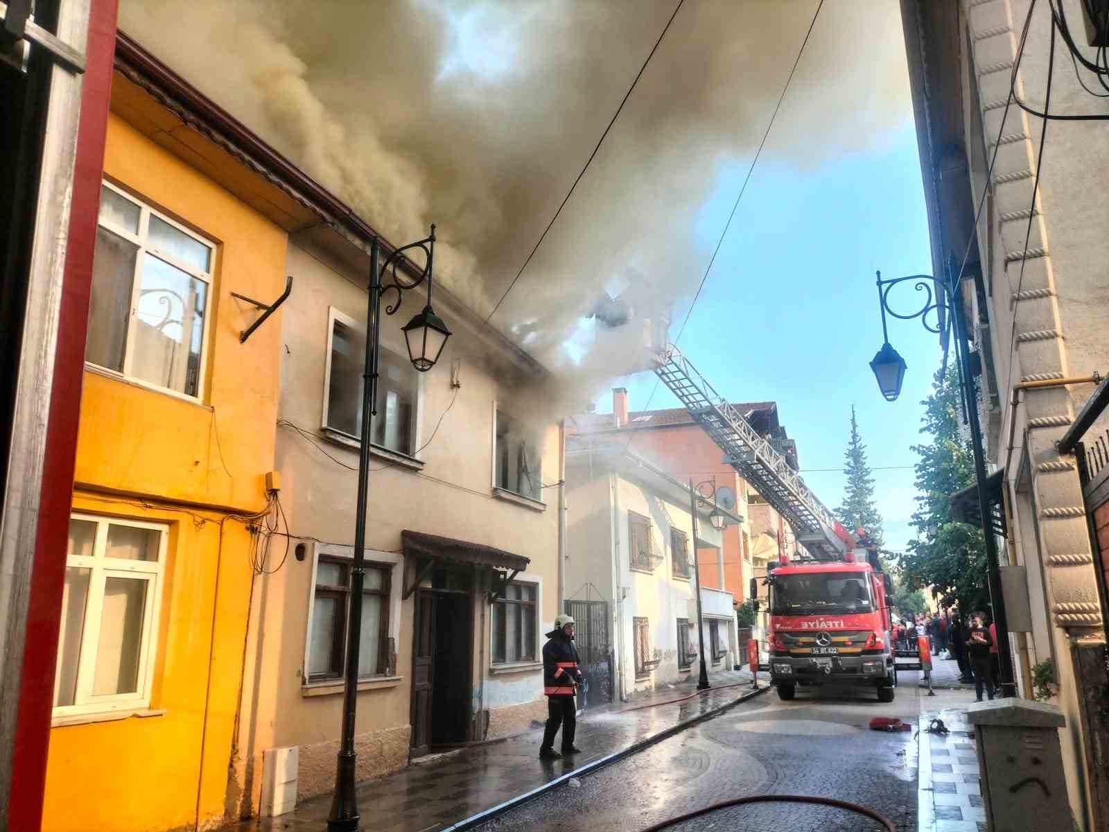 Geyve’de evde çıkan yangını yakınındaki 2 eve sıçradı: Mahsur kalan 2 çocuğu itfaiye kurtardı