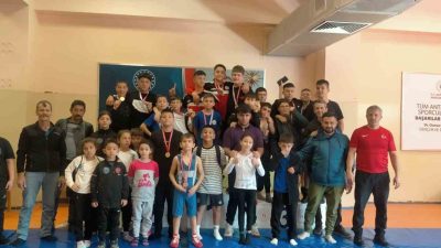 GÜREŞ TAKIMI CUMHURİYET KUPASI’NDAN 14 MADALYA İLE DÖNDÜ