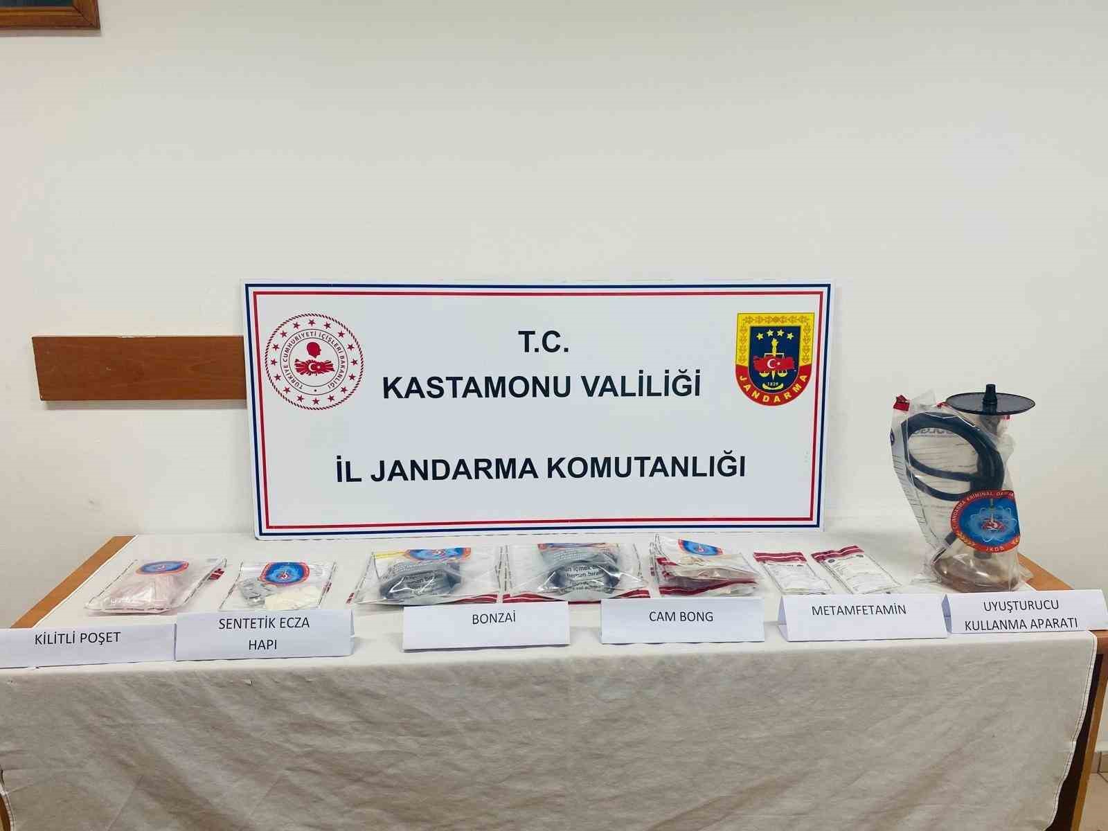 KASTAMONU’DA JANDARMA EKİPLERİNCE BİR İŞYERİNDE YAPILAN OPERASYONDA UYUŞTURUCU İLE YAKALANAN