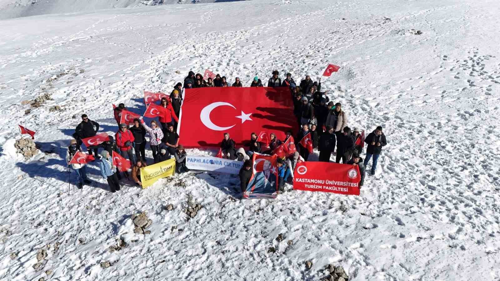 KASTAMONU'DA, 101 ÜNİVERSİTE ÖĞRENCİSİ 12 SAAT BOYUNCA YÜRÜYEREK ILGAZ DAĞI'NIN