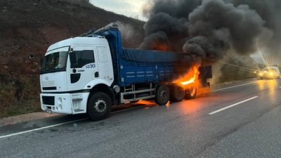 DÜZCE’DE LASTİKLERİNDEN TUTUŞAN KAMYON ALEV ALEV YANDI. İTFAİYE EKİPLERİNİN MÜDAHALESİ