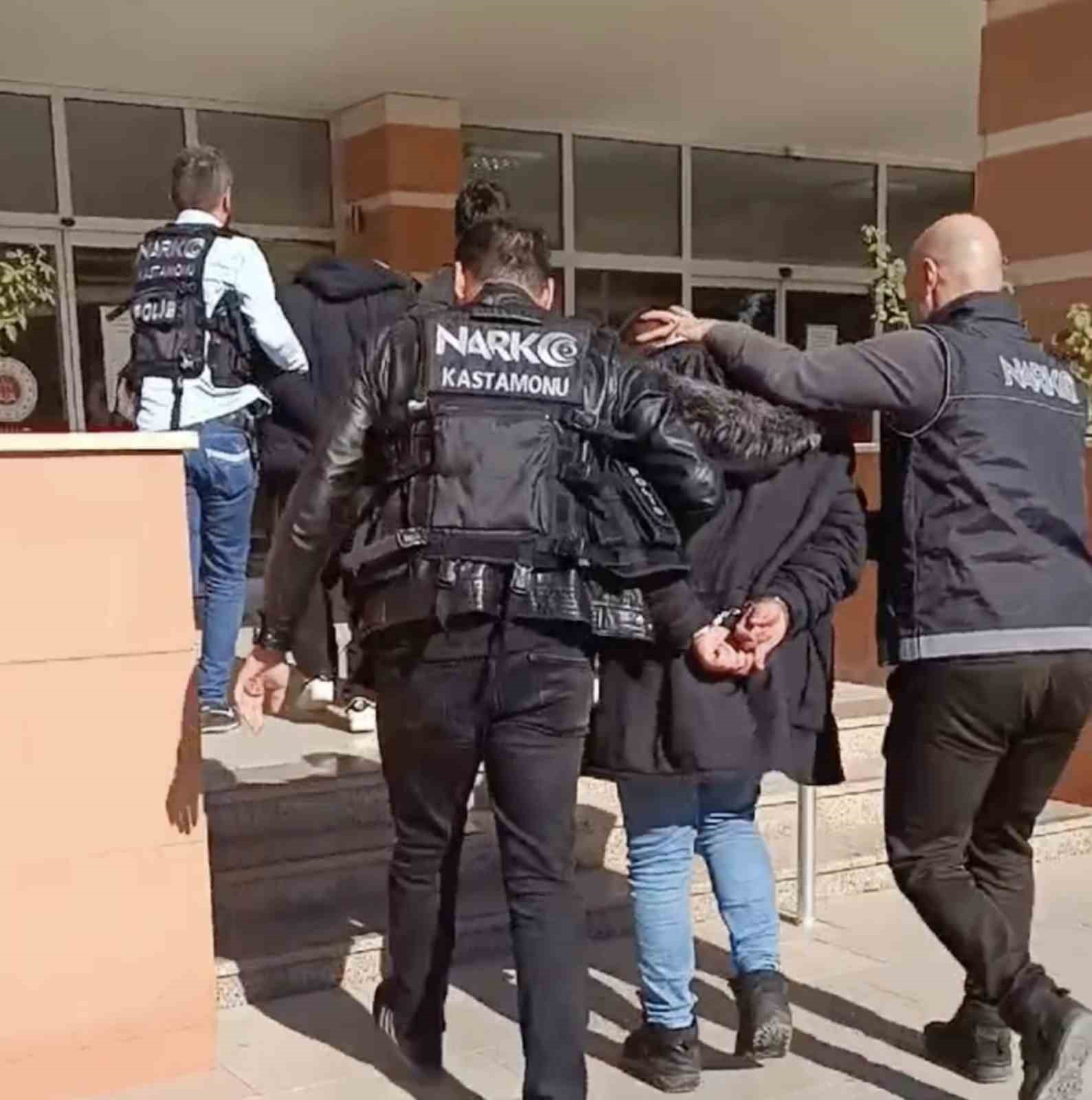 KASTAMONU'DA POLİS EKİPLERİ TARAFINDAN DÜZENLENEN UYUŞTURUCU OPERASYONUNDA YAKALANAN 2 ŞAHIS