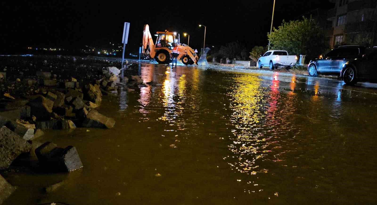 METEOROLOJİ'NİN FIRTINA VE KUVVETLİ SAĞANAK TAHMİNİNDE BULUNARAK 'TURUNCU' KODLA UYARDIĞI