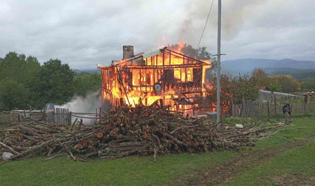 KASTAMONU’NUN DADAY İLÇESİNDE İKİ KATLI AHŞAP EVDE YANGIN ÇIKTI. YANGINDA