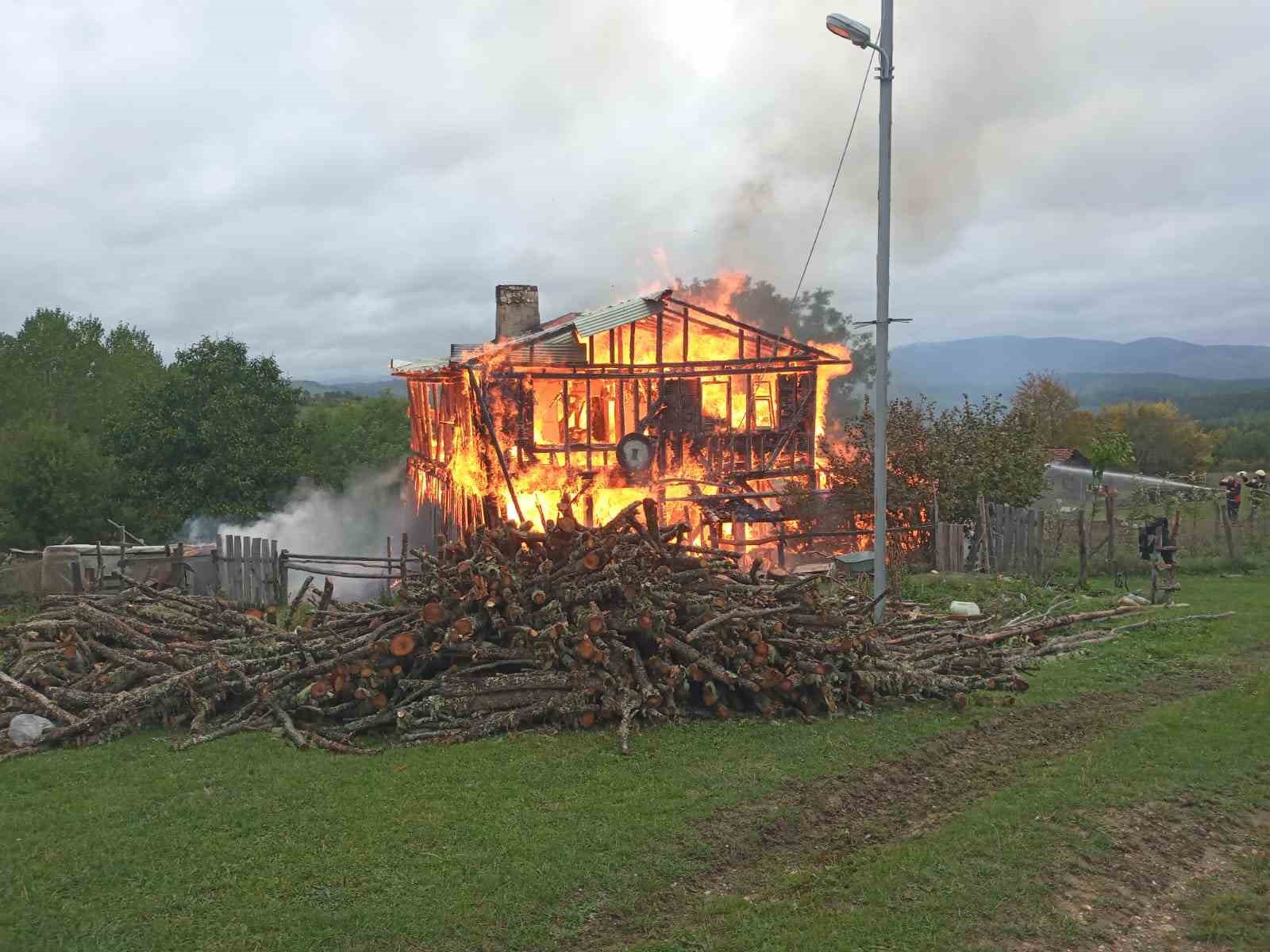 KASTAMONU’NUN DADAY İLÇESİNDE İKİ KATLI AHŞAP EVDE YANGIN ÇIKTI. YANGINDA