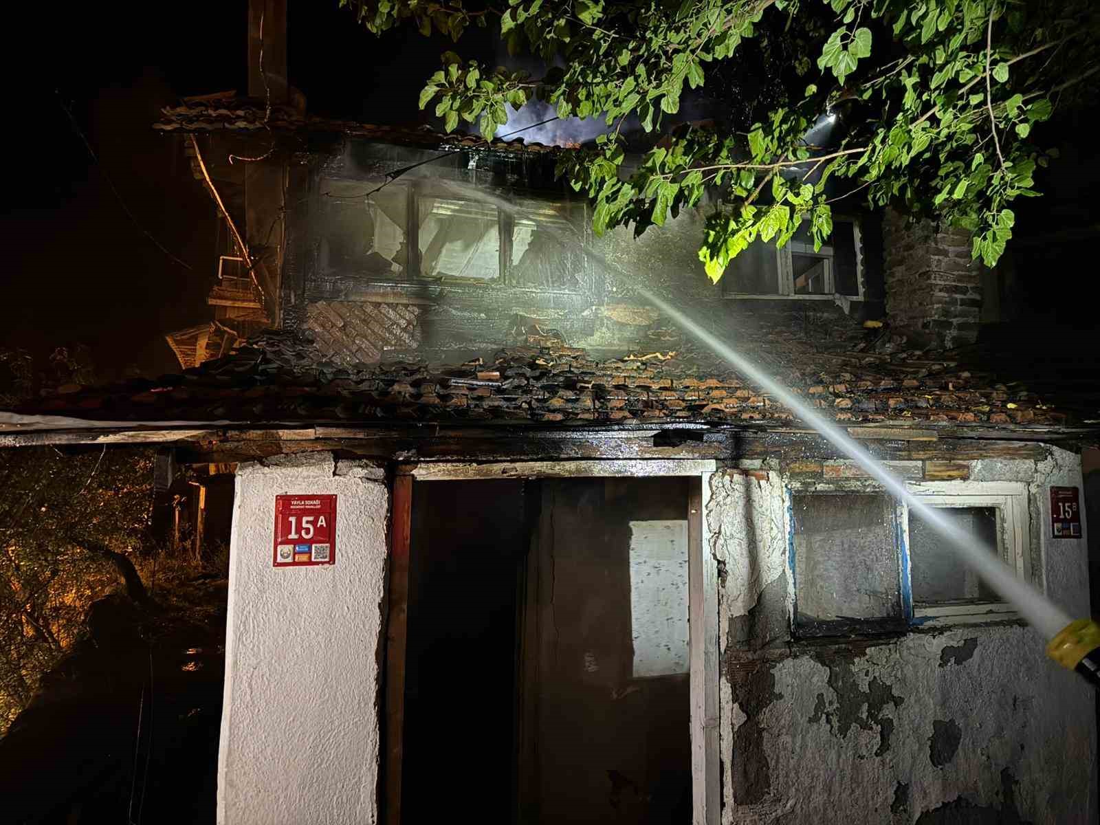 KASTAMONU’NUN TOSYA İLÇESİNDE METRUK EVDE YANGIN ÇIKTI. YANGINDA METRUK BİNA