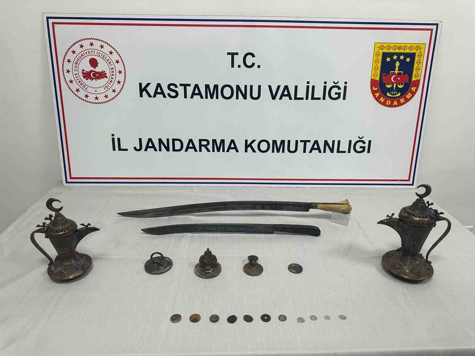 KASTAMONU'DA JANDARMA EKİPLERİ TARAFINDAN BİR ŞAHSIN EVİNDE VE ARACINDA YAPILAN