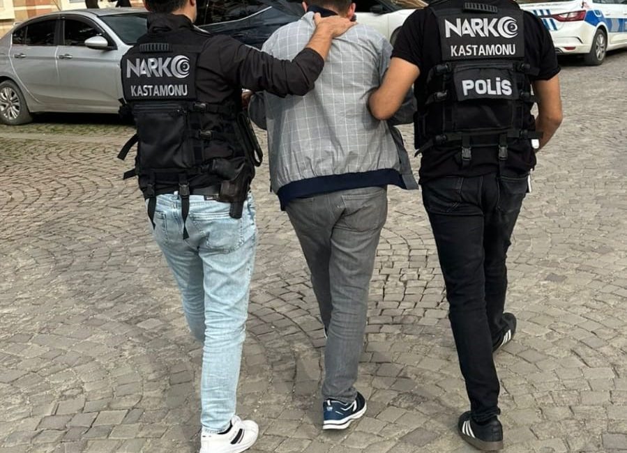 KASTAMONU'DA POLİS EKİPLERİ TARAFINDAN, UYUŞTURUCU MADDE İLE YAKALANAN ŞAHIS TUTUKLANDI.