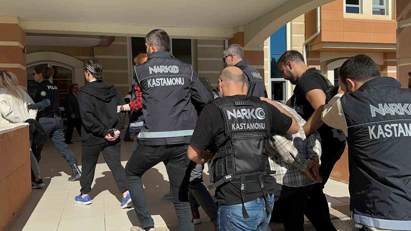 KASTAMONU İL EMNİYET MÜDÜRLÜĞÜ EKİPLERİNCE KASTAMONU’DA GERÇEKLEŞTİRİLEN OPERASYONDA ÇOK SAYIDA