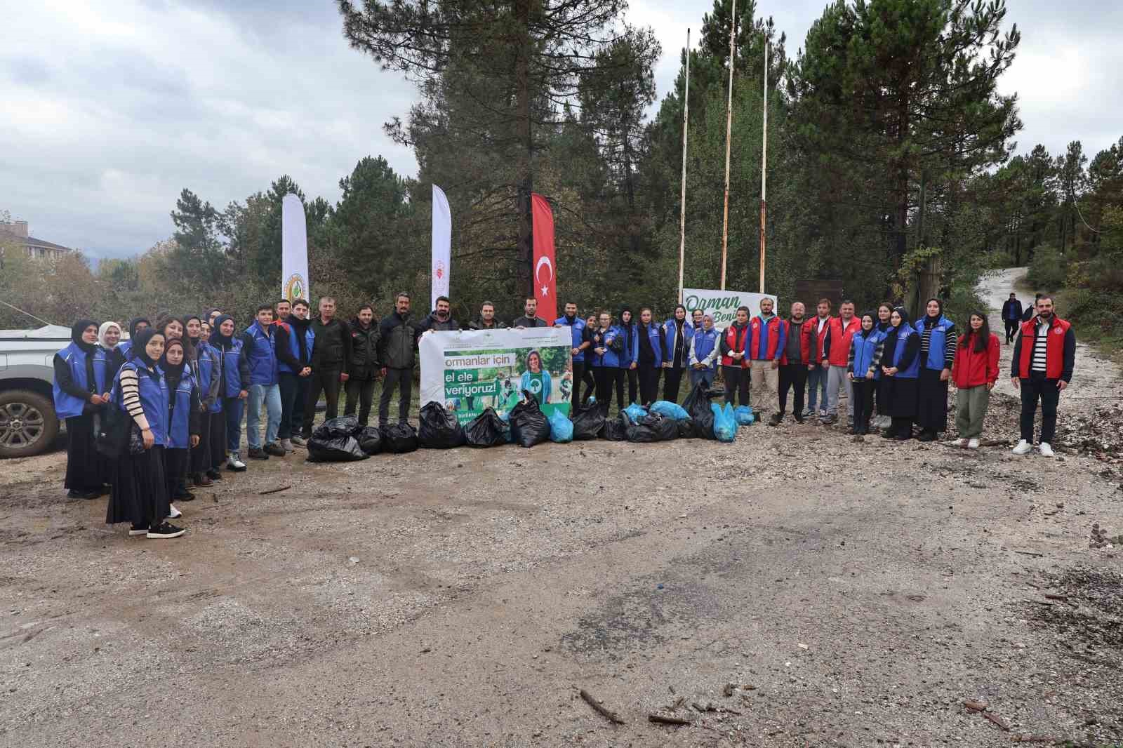 Kent ormanını gönüllüler temizledi