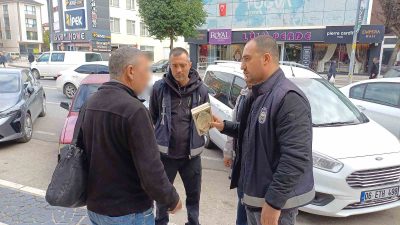 DÜZCE'DE UYGULAMA YAPAN ZABITA EKİPLERİ DİNİ KİTAPLAR SATAN ŞAHSI DURDURDU.