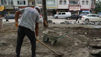 DÜZCE BELEDİYESİ FEN İŞLERİ MÜDÜRLÜĞÜ EKİPLERİ KÜÇÜKSU PARKINDA YENİLEME ÇALIŞMALARINA