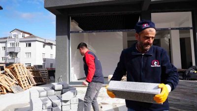 DÜZCE BELEDİYESİ EKİPLERİ ŞEREFİYE MAHALLESİ’NDE KULLANIM ÖMRÜ BİTEN TAŞLARIN YENİLEME