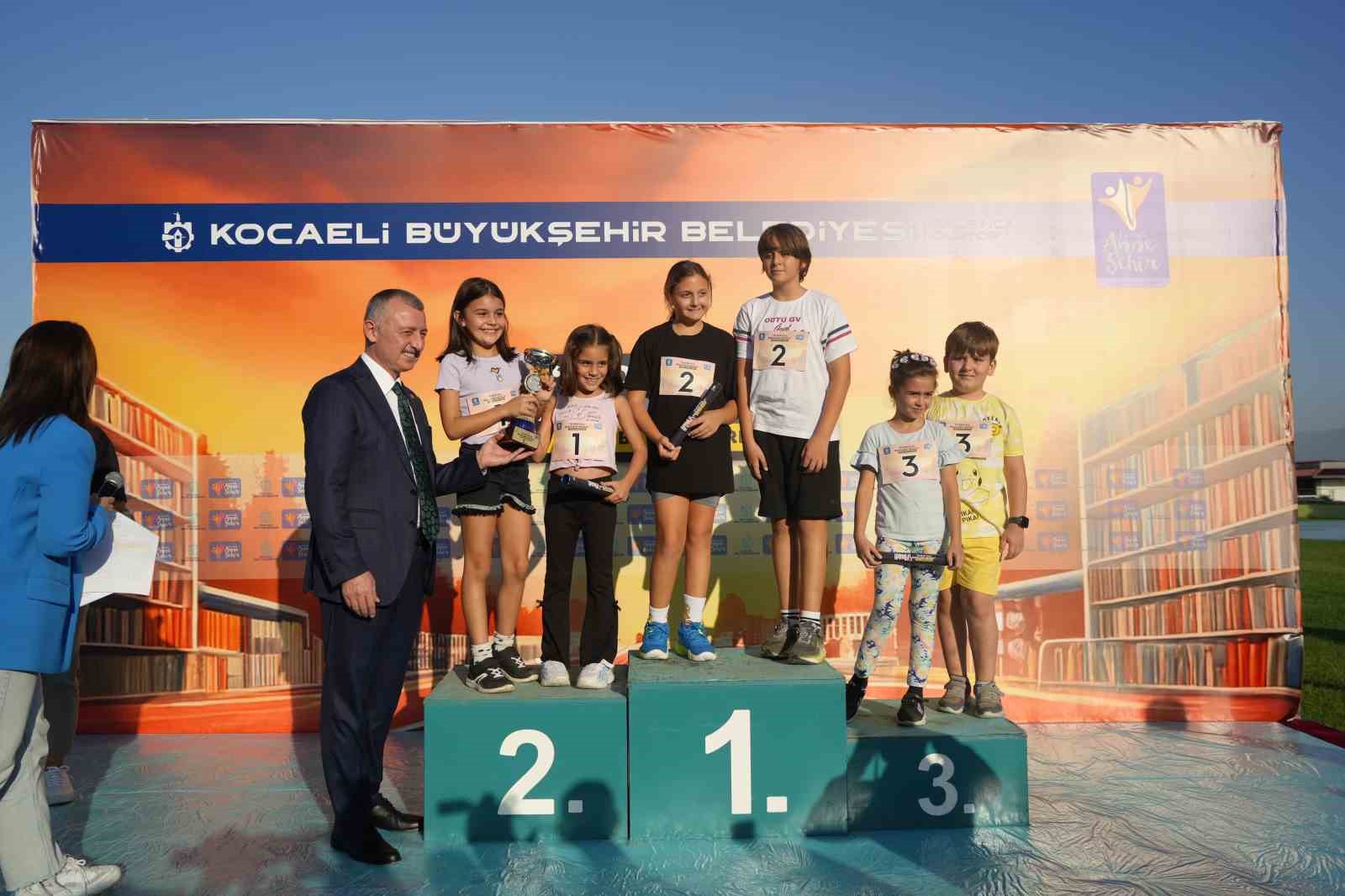 KOCAELİ'DE KUŞAKLAR ARASI BAĞLARI GÜÇLENDİRMEK AMACIYLA DÜZENLENEN ETKİNLİKTE, ÇOCUKLAR AİLELERİ