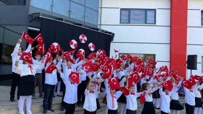 DÜZCE BAHÇEŞEHİR KOLEJİ 29 EKİM CUMHURİYET BAYRAMI’NI COŞKUYLA KUTLADI. ÖĞRENCİLERİN