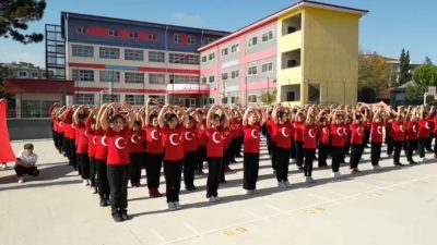 DÜZCE FATİH ORTAOKULU ÖĞRENCİLERİ, OKUL BAHÇESİNDE CUMHURİYET KOROSU KURARAK, CUMHURİYET