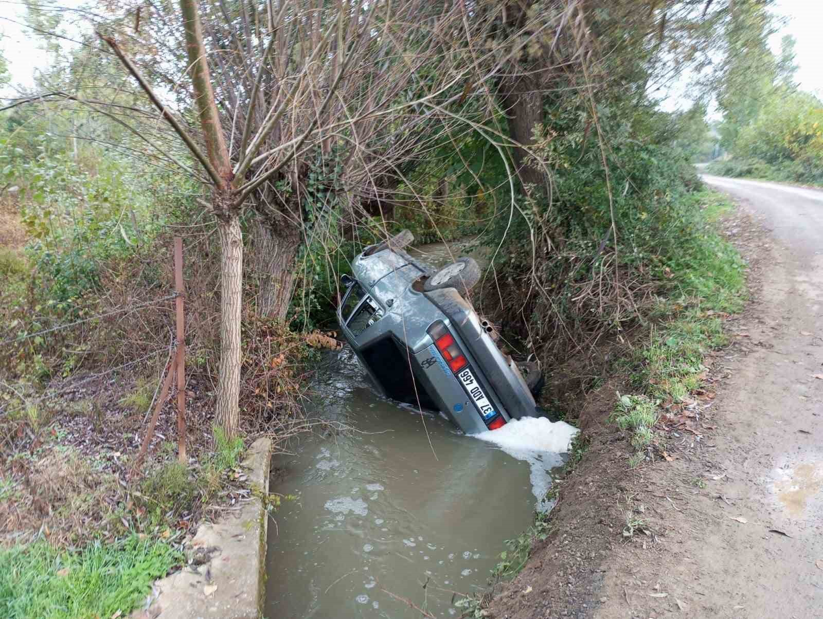 KASTAMONU'NUN TAŞKÖPRÜ İLÇESİNDE OTOMOBİLİN SU KANALINA DEVRİLMESİ NETİCESİNDE MEYDANA GELEN